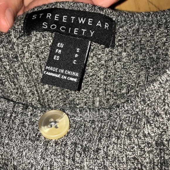 Cute tank top 🌿 - Picture 3 of 3